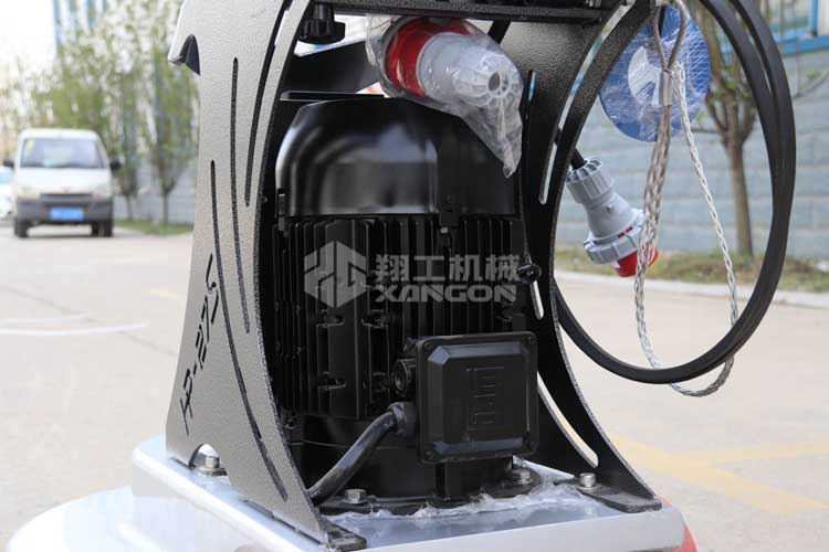 拋光機是為了讓地面表面有光澤，需要先研磨后才可以拋光。拋光分為粗拋和精拋，這時候可以使用拋光機，配合拋光墊，提高地面的光澤度。高速地坪拋光機讓你輕松完成地坪拋光工作，提高地坪亮度。